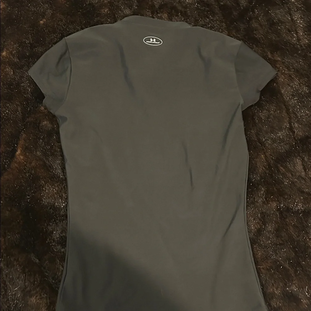 Under Armour HeatGear Black V-Neck Athletic Tee Women’s Small Workout Gym Shirt